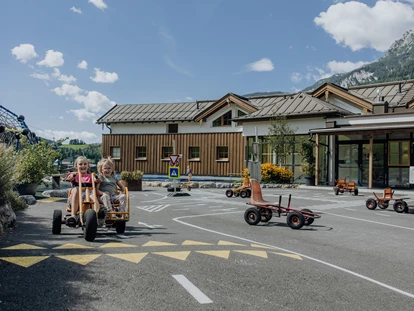 Wellnessurlaub - Parkplatz: kostenlos in Gehweite - Grießen (Leogang) - Kinder- Verkehrspark mit CatCars & MoonHarleys - Good Life Resort Riederalm