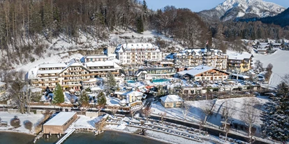 Wellnessurlaub - Ganzkörpermassage - Taching am See - Ebner's Waldhof am See Außenansicht Winter - ****s Hotel Ebner's Waldhof am See