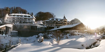 Wellnessurlaub - Kräutermassage - Kreutern (Bad Ischl) - Ebner's Waldhof am See Außenansicht Winter - ****s Hotel Ebner's Waldhof am See