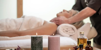Wellnessurlaub - Rücken-Nacken-Massage - Taching am See - Massagebehandlung - ****s Hotel Ebner's Waldhof am See