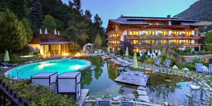 Wellnessurlaub - Pools: Schwimmteich - Kitzbühel - Simmer Hotelansicht - Gartenhotel Theresia****S - das "grüne", authentische Hotel.