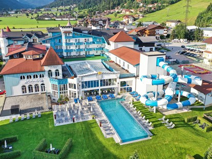 Wellnessurlaub - Hotelbar - Obertauern - Schlosshotel Lacknerhof mit Schlossgarten und neuem Außenpool - Schlosshotel Lacknerhof****S