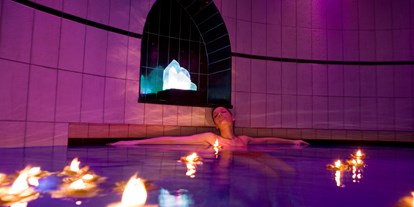 Wellnessurlaub - Hotel-Schwerpunkt: Wellness & Romantik - Großarl - Floating im Sole Dome - Hotel Salzburgerhof