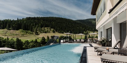 Wellnessurlaub - Umgebungsschwerpunkt: am Land - Abtenau - Der neue Infinity-Pool sorgt für Entspannung pur mitten in der Filzmooser Bergwelt. - Hotel …mein Neubergerhof****