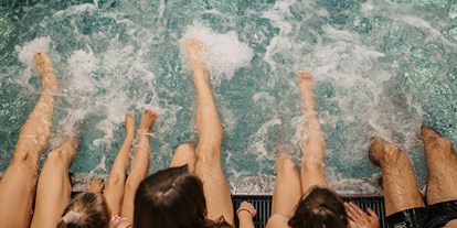 Wellnessurlaub - Pools: Infinity Pool - Ramsau (Bad Goisern am Hallstättersee) - Familienspaß in unserem Pool - Hotel …mein Neubergerhof****