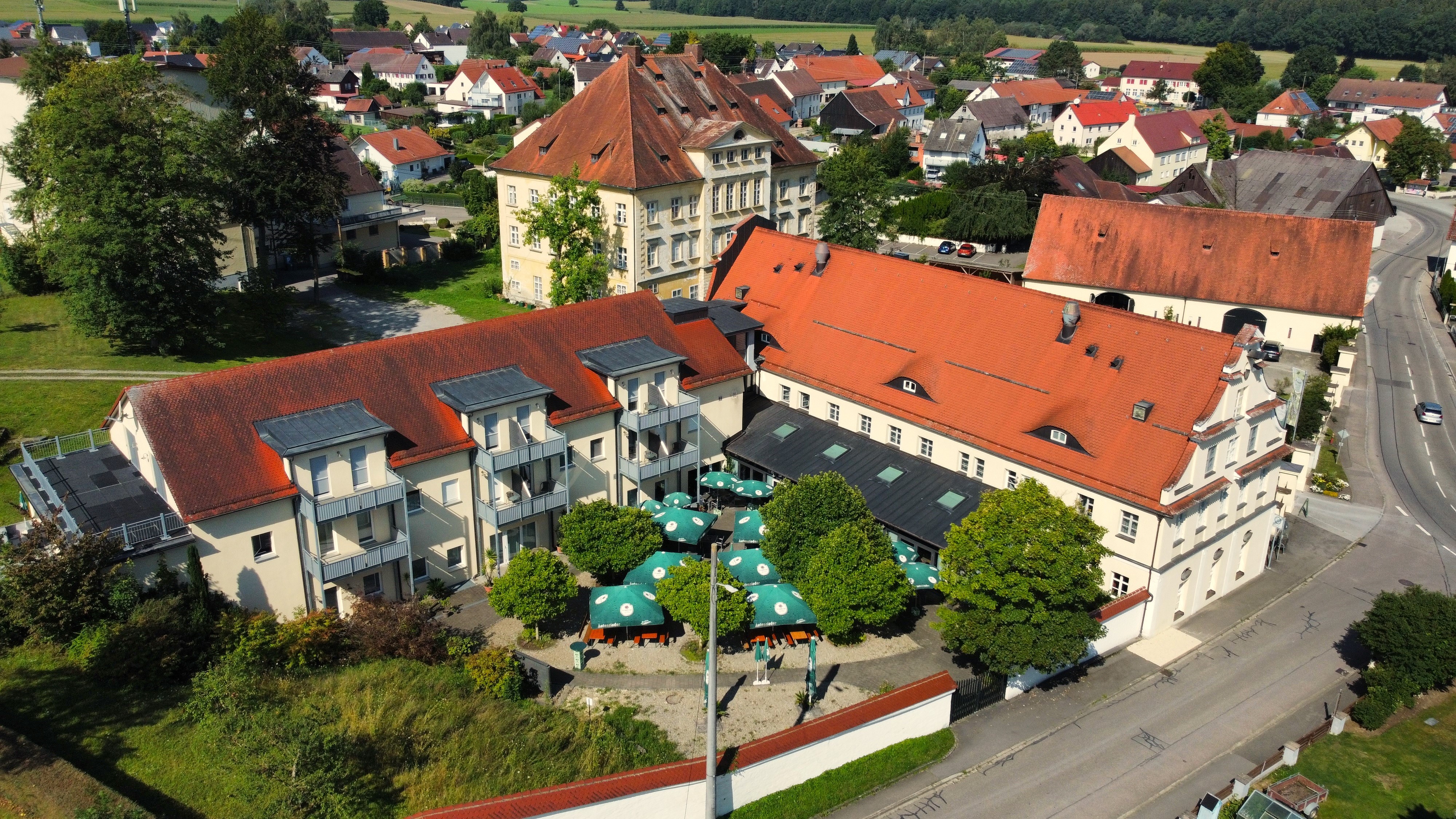 Wellnesshotel: Außenansicht Hotel - Biergarten - Autenrieder Brauereigasthof mit ****Wohlfühlhotel