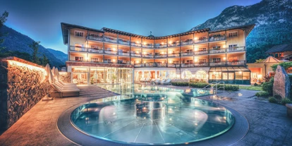 Wellnessurlaub - Hotel-Schwerpunkt: Wellness & Kulinarik - Grießen (Leogang) - Außenansicht mit Therme - POST Family Resort