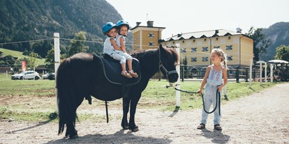 Wellnessurlaub - Pools: Schwimmteich - Salzburg - POST Ranch - POST Family Resort