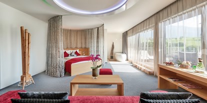 Wellnessurlaub - Bettgrößen: Doppelbett - Unken - Ritzenhof Panorama-Suite mit freistehender Badewanne und großzügiger Dachterrasse mit Blick auf den Ritzensee und den Kitzsteinhorngletscher - Ritzenhof****S - Hotel & Spa am See