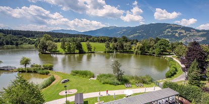 Wellnessurlaub - Pools: Infinity Pool - Kössen - Pergola und private Liegewiese am Ritzensee - Ritzenhof****S - Hotel & Spa am See