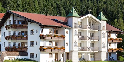 Wellnessurlaub - Pools: Innenpool - Bürserberg - Außenansicht Haus Alpenblick - Alpenhotel Oberstdorf