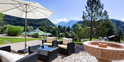 Wellnessurlaub - Meridian Bürstenmassage - Lech - Gartenlounge - Alpenhotel Oberstdorf