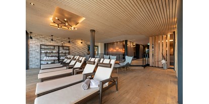 Wellnessurlaub - Hotelbar - Ruheraum mit Liegen - Landrefugium Obermüller