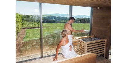 Wellnessurlaub - Hotelbar - Panoramasauna - Schwitzen und Ausblick genießen - Landrefugium Obermüller