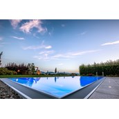 Wellnessurlaub: Infinity-Außenpool im großzügig angelegten Wellnessgarten mit Panoramablick  - Landrefugium Obermüller