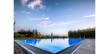 Wellnessurlaub - Hotelbar - Infinity-Außenpool im großzügig angelegten Wellnessgarten mit Panoramablick  - Landrefugium Obermüller