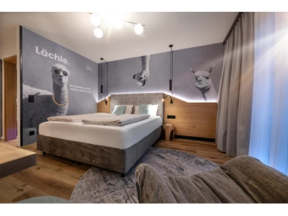 Wellnessurlaub - Hotelbar - Fürsteneck - Designzimmer "Alpaka! - hier ist der Name Programm!  - Landrefugium Obermüller | SPA & Naturresort | 360 ° Glück | 4,5 Sterne