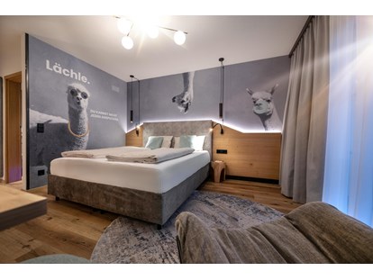 Wellnessurlaub - Hotelbar - Designzimmer "Alpaka! - hier ist der Name Programm!  - Landrefugium Obermüller | SPA & Naturresort | 360 ° Glück | 4,5 Sterne