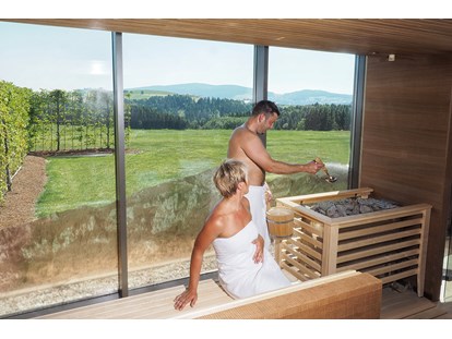 Wellnessurlaub - Ayurveda Massage - Panoramasauna - Schwitzen und Ausblick genießen - Landrefugium Obermüller | SPA & Naturresort | 360 ° Glück | 4,5 Sterne