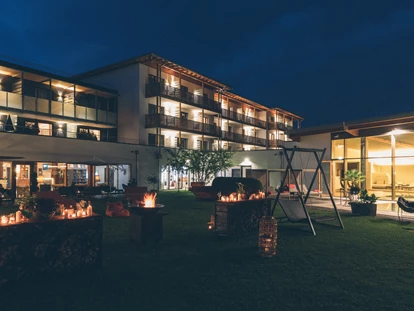 Wellnessurlaub - Hotel-Schwerpunkt: Wellness & Natur - Außernzell - Gartenstimmung am Abend - Hotel Eibl-Brunner  