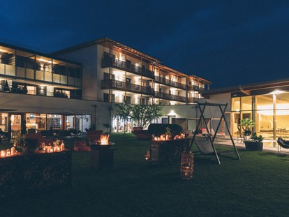 Wellnessurlaub - Pools: Außenpool beheizt - Thyrnau - Gartenstimmung am Abend - Hotel Eibl-Brunner  