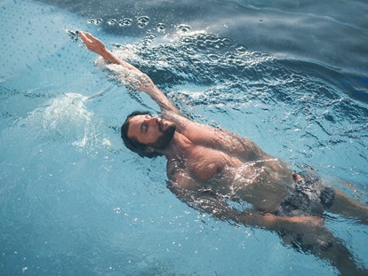 Wellnessurlaub - Ganzkörpermassage - Bodenmais - Schwimmen im Outdoorpool - Hotel Eibl-Brunner  