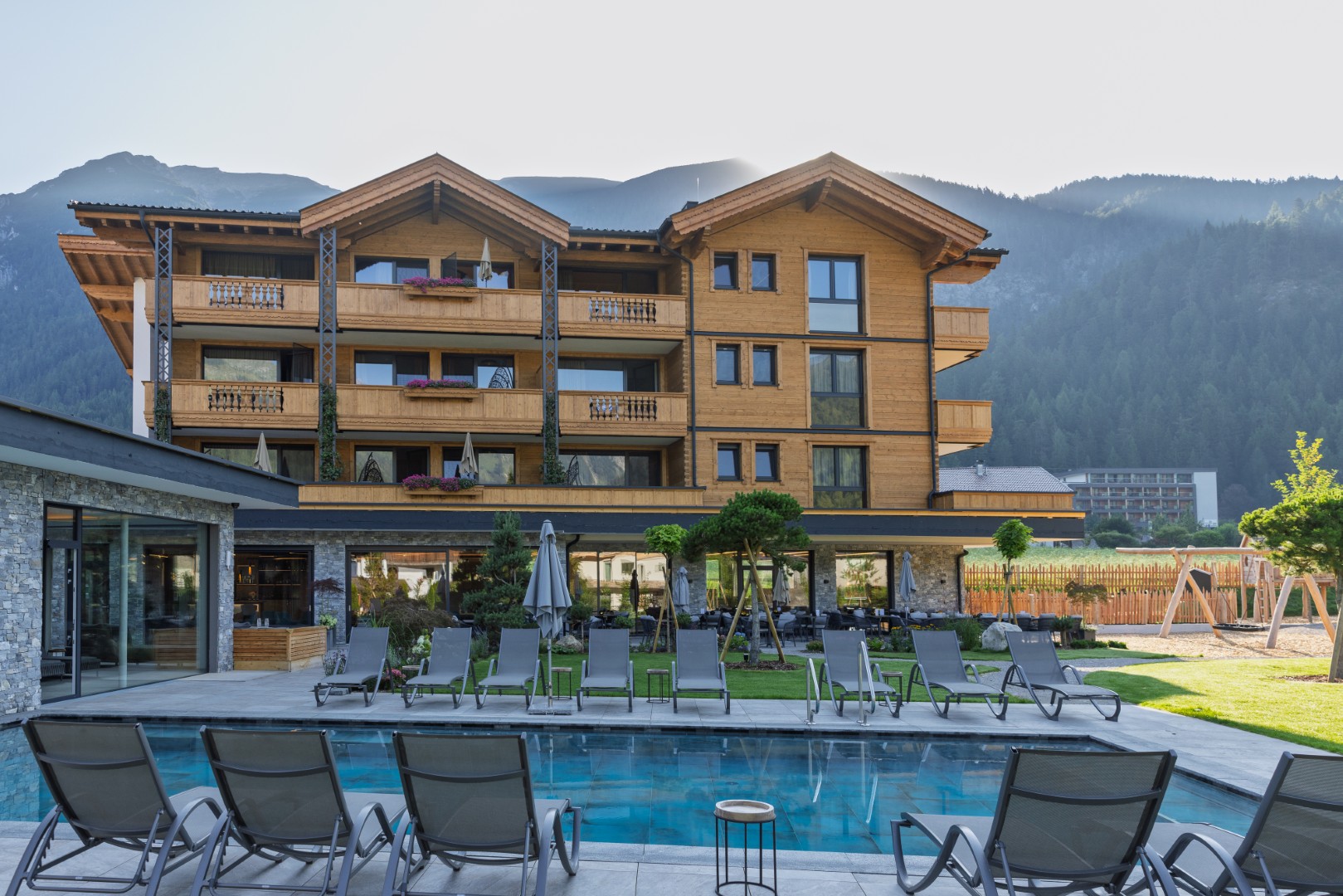 Wellnesshotel - Willkommen im Boutiquehotel Acherl: Sonnige Terrasse, alpine Architektur und Bergkulisse für eure Auszeit in Achenkirch am Achensee. - Boutiquehotel Acherl