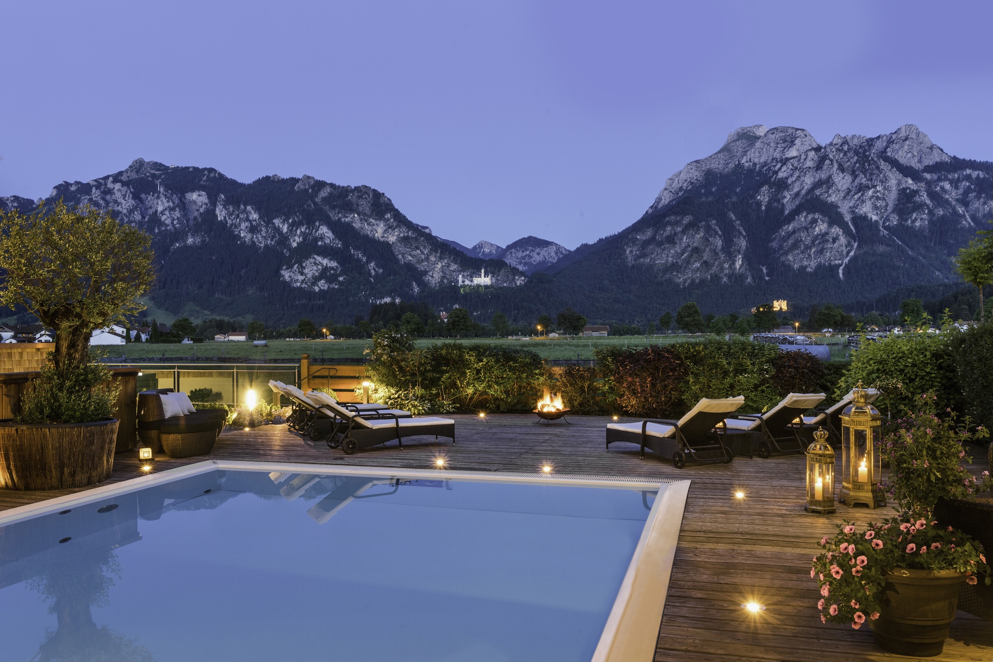 Wellnesshotel - Ganzjährig beheizter Außenpool mit Blick auf Schloss Neuschwanstein und die Alpen - Das Rübezahl Romantic Hideaway & Boutique Spa