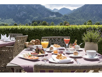 Wellnessurlaub - Außensauna - Wallgau - Frühstück mit Blick auf Schloss Neuschwanstein - Hotel Das Rübezahl