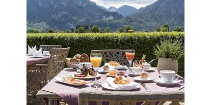 Wellnessurlaub - Umgebungsschwerpunkt: See - Grän - Frühstück mit Blick auf Schloss Neuschwanstein - Hotel Das Rübezahl