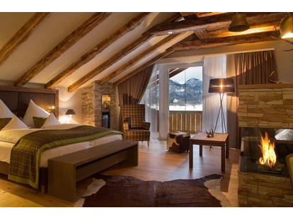 Wellnessurlaub - Bettgrößen: Doppelbett - Eschenlohe - Premium Suite AlmRausch mit Sauna und Whirlpool - Hotel Das Rübezahl