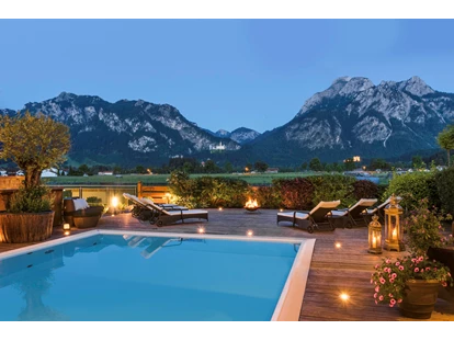 Wellnessurlaub - Umgebungsschwerpunkt: Therme - Burgberg im Allgäu - Pool mit Blick auf Schloss Neuschwanstein und die Alpen - Hotel Das Rübezahl