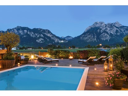 Wellnessurlaub - Wirbelsäulenmassage - Seefeld in Tirol - Pool mit Blick auf Schloss Neuschwanstein und die Alpen - Hotel Das Rübezahl