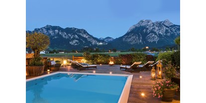 Wellnessurlaub - Fahrradverleih - Bayern - Pool mit Blick auf Schloss Neuschwanstein und die Alpen - Hotel Das Rübezahl