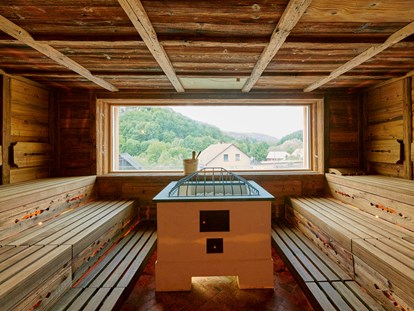 Wellnessurlaub - Aufseß - Blick von der Außensauna (90°C) durch die große Panoramascheibe ins Leinleiter Tal - Landhaus Sponsel-Regus