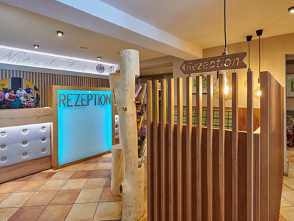 Wellnessurlaub - Finnische Sauna - Unser Rezeptionsteam empfängt Sie herzlich vom ersten Moment an. - Landhaus Sponsel-Regus