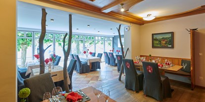 Wellnessurlaub - Ganzkörpermassage - Ein Blick ins Restaurant "Wintergarten" mit Blick auf die Lindenterrasse - Landhaus Sponsel-Regus