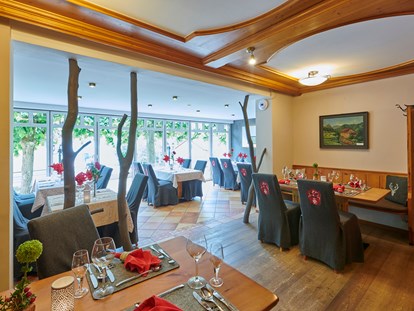 Wellnessurlaub - Restaurant - Ein Blick ins Restaurant "Wintergarten" mit Blick auf die Lindenterrasse - Landhaus Sponsel-Regus
