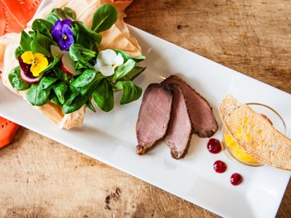 Wellnessurlaub - Restaurant - Rosa gebratene Entenbrust mit Feldsalat im Knusperkörbchen und Kürbismousse - Landhaus Sponsel-Regus