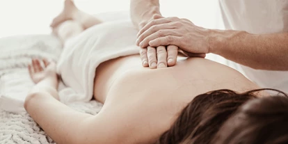 Wellnessurlaub - Ganzkörpermassage - Bad Tölz - Wohltuende Massagen & kosmetische Anwendungen warten auf euch. Lasst es euch gut gehen!  - Hotel St. Georg zum See