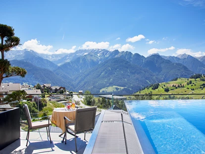 Wellnessurlaub - Rücken-Nacken-Massage - Obergarten - Infinity Pool mit Sonnenterrasse  - Hotel TIROL