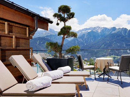Wellnessurlaub - Parkplatz: gebührenpflichtig beim Hotel - Samnaun Dorf - Sonnenterrasse mit Bergblick  - Hotel Tirol
