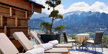 Wellnessurlaub - PLZ 6580 (Österreich) - Sonnenterrasse mit Bergblick  - Hotel Tirol