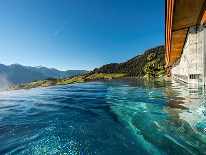 Wellnessurlaub - Fußreflexzonenmassage - Zams - Infinity Pool  - Hotel Tirol