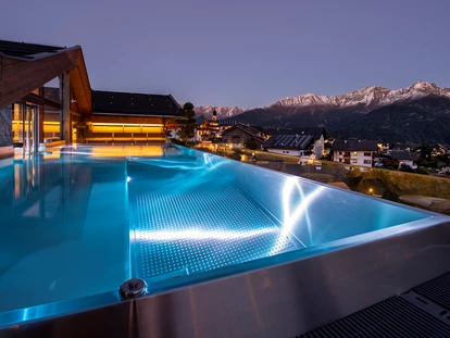 Wellnessurlaub - Fußreflexzonenmassage - Graun im Vinschgau - Infinity Pool bei Night  - Hotel TIROL