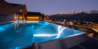 Wellnessurlaub - Finnische Sauna - Schnalstal Unser Frau - Infinity Pool bei Night  - Hotel Tirol