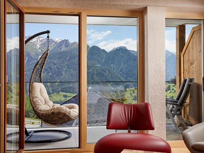 Wellnessurlaub - Wirbelsäulenmassage - Samnaun Dorf - Balkon mit Bergblick - Hotel Tirol