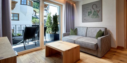 Wellnessurlaub - Ganzkörpermassage - Wohnbereich Themenzimmer Wäldgängerin  - Hotel Tirol