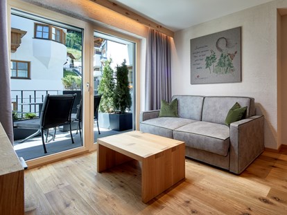 Wellnessurlaub - Finnische Sauna - Wohnbereich Themenzimmer Wäldgängerin  - Hotel Tirol