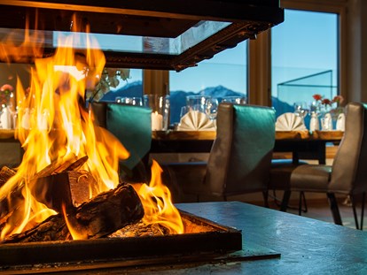 Wellnessurlaub - Restaurant - SKY-Table mit Kamin  - Hotel Tirol